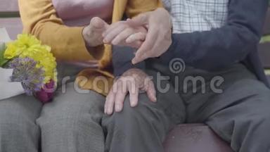 亲近成熟的人。 握着老人手的老妇人的手。 成人夫妇