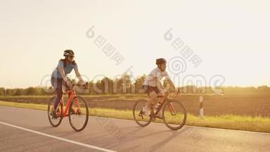 在乡村公路上追踪一群骑自行车的人。 全部投放商业用途