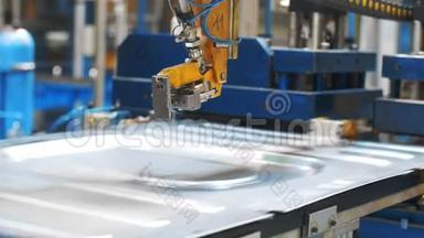 金属板材在<strong>工厂生产</strong>线上移动。 <strong>生产</strong>洗衣机