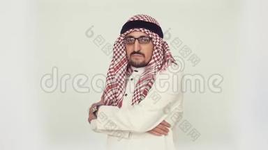 办公室里的现代阿拉伯人。 这个人有明显的民族标志-棕色的眼睛和胡须。 戴眼镜的阿拉伯人侧着身子
