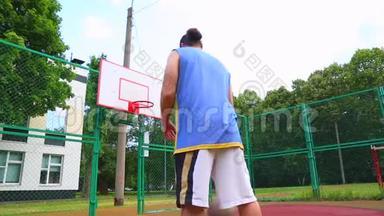 篮球运动员在街上<strong>训练</strong>，以在篮筐中得分。 篮球<strong>训练比赛</strong>。 概念运动