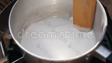 把椰奶倒在锅里。 一步一步煮汤山药汤。 泰国菜。 特写镜头。 4k