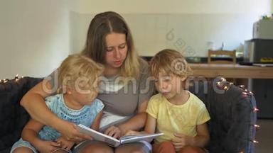 一名教师，一名家庭教师。 一位老师或妈妈和小女孩和男孩在桌子上。 家庭教育概念