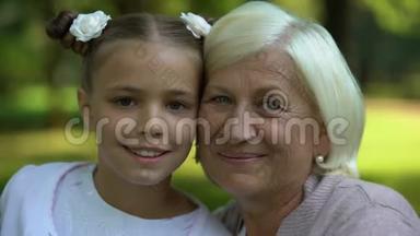 美丽的孙女和祖母在镜头前微笑，家庭<strong>价值观</strong>