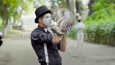 喜剧演员在街上和猫开玩笑