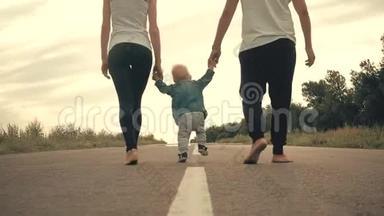 父亲和母亲带着一个小儿子去<strong>农村旅游</strong>、<strong>旅游</strong>、徒步旅行和人的概念