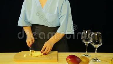 一个女人在木板上用黑色背景切片做菜