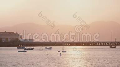 美丽的<strong>背景</strong>拍摄浪漫<strong>朦胧</strong>的旧金山日落码头与船和鸟，阳光反射在海水中。