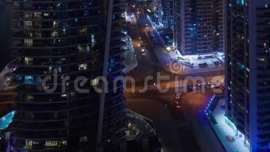 从高空夜景可以看到迪拜码头的各种摩天大楼和塔楼