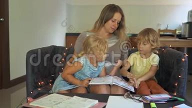 一名教师，一名家庭教师。 一位老师或妈妈和小女孩和男孩在桌子上。 <strong>家庭教育</strong>概念
