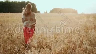 日落时分，年轻的农民女孩穿过麦田。 现代农耕，幸福青年和职业理念.. 有机有机