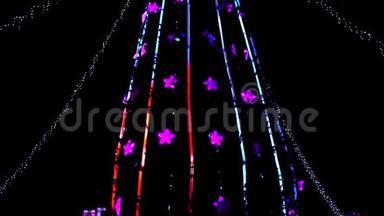 圣诞树圣诞树用黑色背景<strong>灯闪烁</strong>