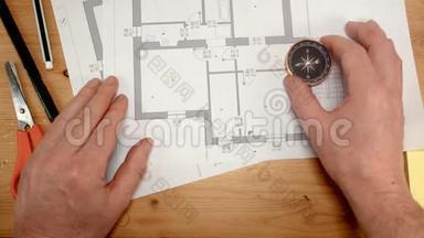 俯视图，建筑师用指南针`他的手寻找北极的方位，这是这类主题的理想镜头