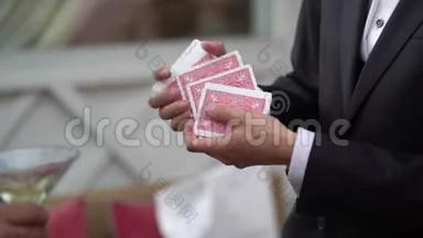 魔术师用纸牌表演街头魔术。