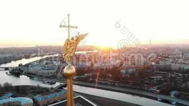 日落时彼得保罗要塞尖塔上天使的跨度-历史中心的空中拍摄