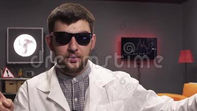 戴着太阳镜和白色实验室外套的胡子男人的脸愉快地说话。