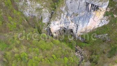 无人驾驶飞机俯瞰瀑布和大洞穴入口