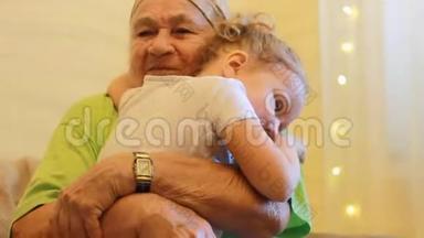 祖母亲吻拥抱孙女。 曾祖母向曾孙女表达了她强烈的爱。