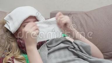十几岁的女孩用纸手帕吹鼻子。 她感冒了