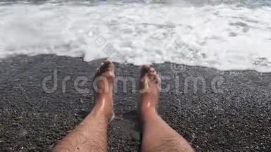 男人`毛茸茸的腿在<strong>海上冲浪</strong>。 平行躺着光着的腿。