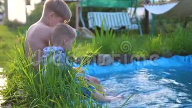 两个<strong>小朋友</strong>在一个小湖边玩，湖边种花种草.. 孩子们用水溅出来