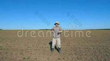 阳光明媚的一天，快乐的男农在田野上的小绿芽中跳着有趣的舞蹈。 年轻人<strong>享受</strong>和<strong>享受</strong>