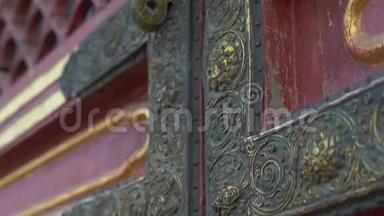 紫禁城内门的特写镜头——<strong>中国古代</strong>宫殿`皇帝