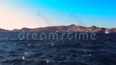 夏季在地中海的海景，蓝天，群山和干净的碧水，海浪<strong>平缓</strong>