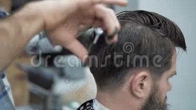 理发店的理发师用剪刀剪头发。 理发师在工作过程中`手。 理发师
