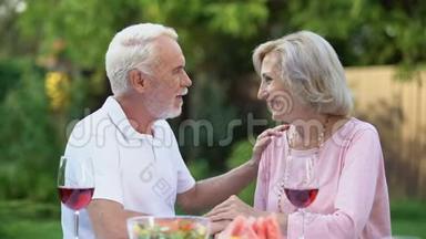 老年人坐在桌子上，回忆他们在一起的生活，<strong>幸福</strong>的<strong>婚姻</strong>