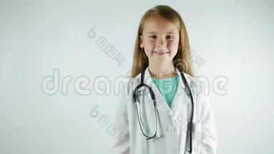 一个穿着医生制服`带着注射器的孩子调皮地笑着