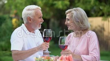 幸福的老夫妻祝酒，男人赞美心爱的女人，婚姻中介