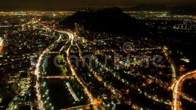 智利圣地亚哥市<strong>夜晚</strong>，高速公路和圣克里斯托巴尔山，俯视<strong>风景</strong>