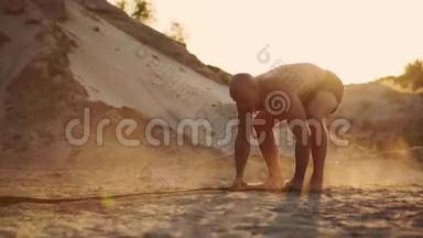 男子运动员在<strong>沙滩</strong>上做推-UPS，在地面上打绳子，在<strong>阳光</strong>下在<strong>沙滩</strong>上做循环训练