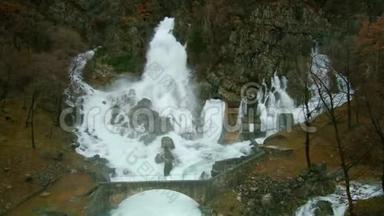 哈伯利泉伊兹维尔胡伯利在阿季多夫AA的Trnovski戈兹德下面�斯洛文尼亚伊纳，是岩壁下面的一个大岩溶泉。 在高水位