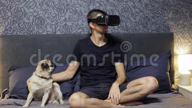 男人戴着<strong>VR</strong>耳机坐在床上。 四处看看。 观看<strong>VR</strong>视频