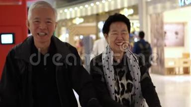 亚洲长者夫妇在机场免费享受家庭乐趣