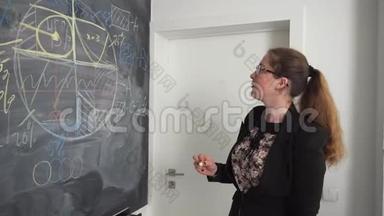 女人在黑板上写字