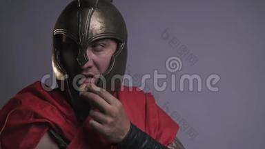 头戴头盔的<strong>退伍</strong>军人看着一边吃着饼干，动作有点慢