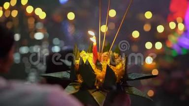 慢镜头：<strong>一</strong>个人手里拿着<strong>一支</strong>燃烧的蜡烛，手里拿着<strong>一支</strong>克拉通。 庆祝泰国传统节日