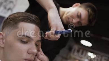 理发师用锋利的刀片剪头发
