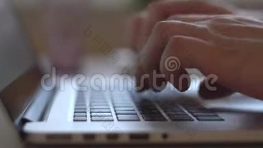 <strong>双手特写</strong>，用黑色按键和光屏在笔记本电脑键盘上工作和打字