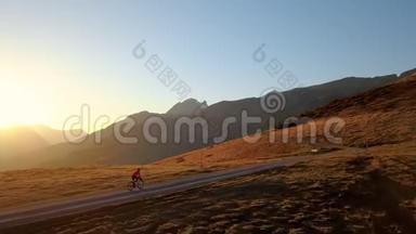 令人难以置信的史诗般的日落自行车骑在山上