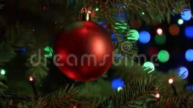 圣诞节和新年<strong>装饰</strong>。 圣诞<strong>树上装饰</strong>着红色的球，有模糊的仙女灯花环