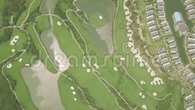 绿色高尔夫球场与湖在<strong>豪华别墅</strong>村空中景观。 从无人驾驶高尔夫俱乐部俯瞰绿野