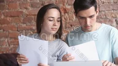 年轻夫妇在家里上网查文件，付账单