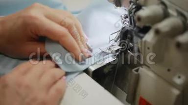 女人`手在缝纫机上缝一把锁。 缝纫机上的锁缝。 自动缝纫机。