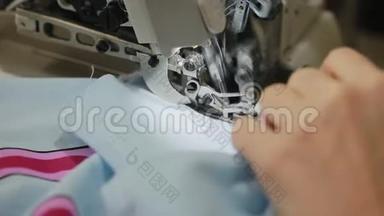 女人`手在缝纫<strong>机上</strong>缝一把锁。 缝纫<strong>机上</strong>的锁缝。 自动缝纫机。