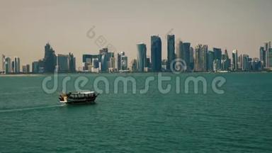 中东多哈卡塔尔摩天大楼附近的传统渔船