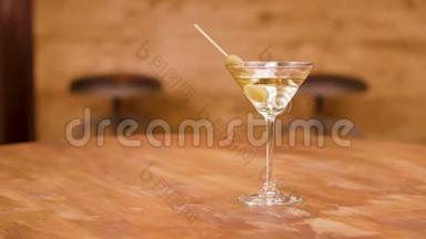 空木桌上的马提尼酒杯的视差镜头